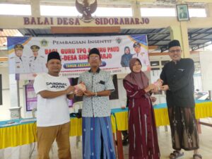 Kepala Desa Sidoraharjo Membagikan Insentif Guru Ngaji